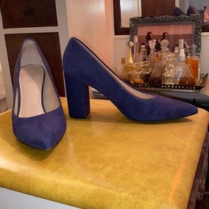 EUC fab navy blue suede heels